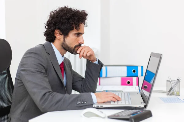 Affärsman som arbetar med laptop — Stockfoto
