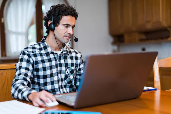 Hombre trabajando en casa — Foto de Stock