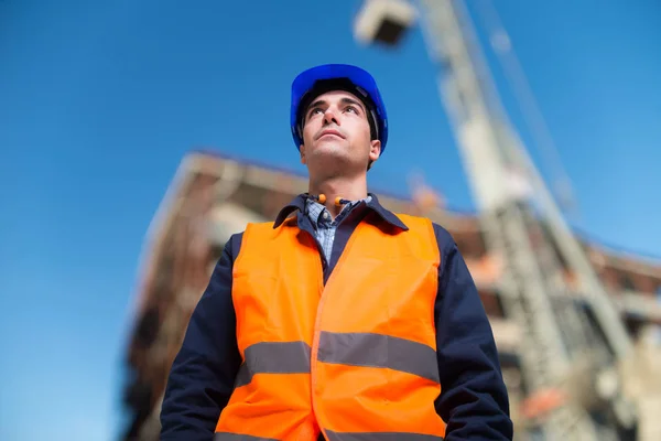 Trabajador en una obra de construcción — Foto de Stock