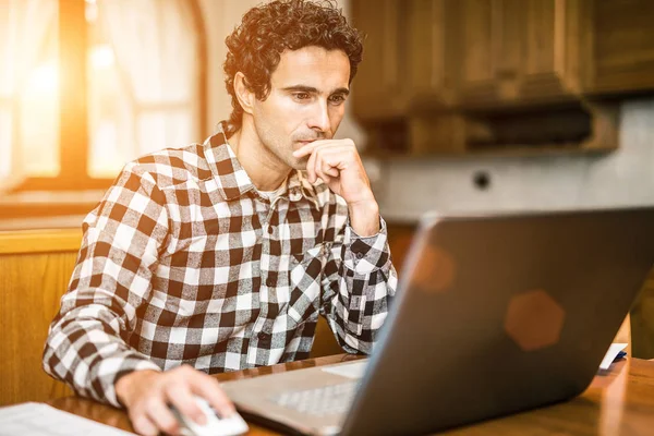 Mann arbeitet zu Hause — Stockfoto