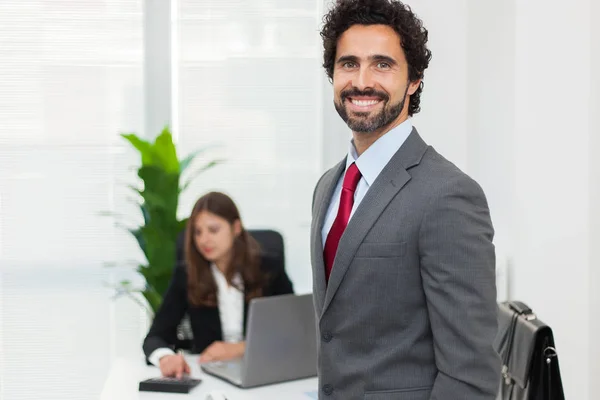 Zakenman glimlachend voor collega — Stockfoto