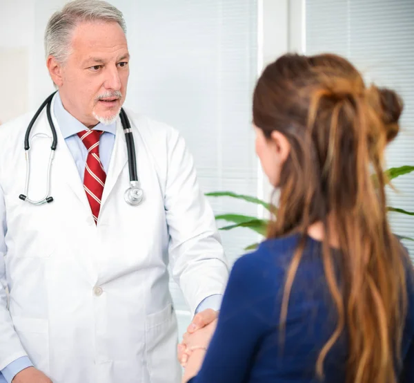 Doctor giving an handshake to patient — Stock Photo, Image