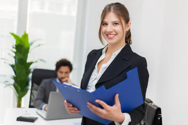 Бізнес-леді посміхається перед колегою — стокове фото