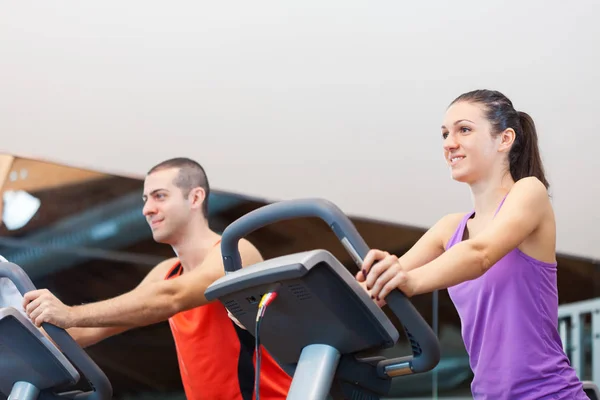 Pareja haciendo ejercicio en el gimnasio — Foto de Stock