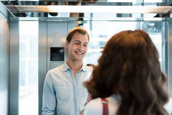 Menschen im Fahrstuhl reden — Stockfoto