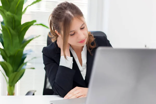 Affärskvinna som arbetar med laptop — Stockfoto