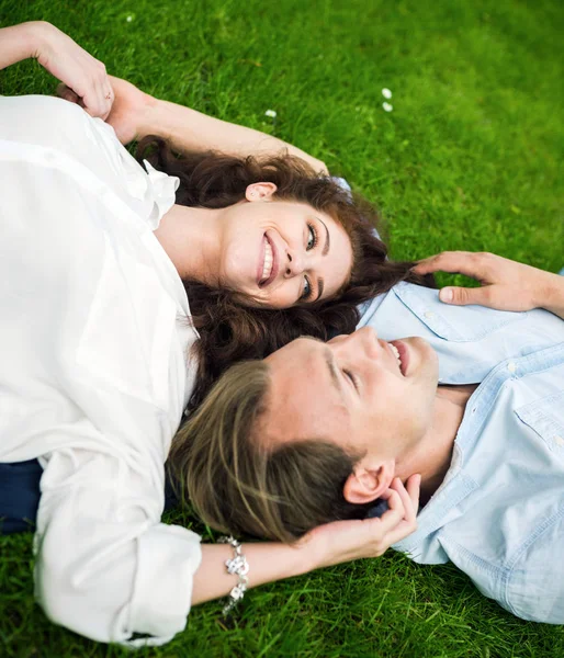 Çift aşağı çim üzerinde yalan