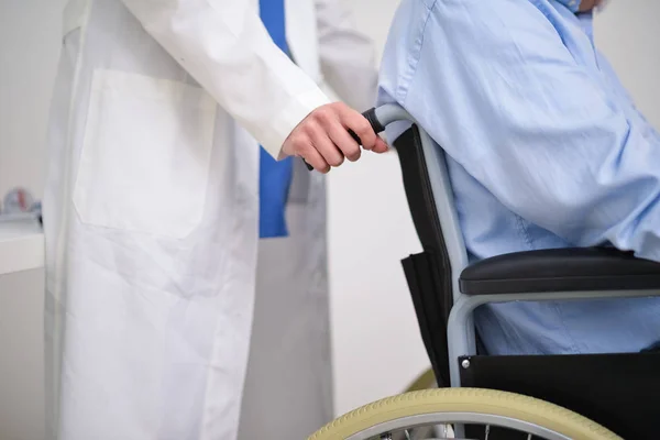 Pielęgniarka pchania pacjentów na wózkach. — Zdjęcie stockowe