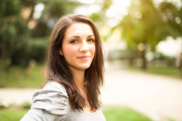 Mooie vrouw buitenshuis — Stockfoto