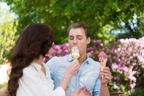 Couple eating an ice cream — Stock Photo, Image