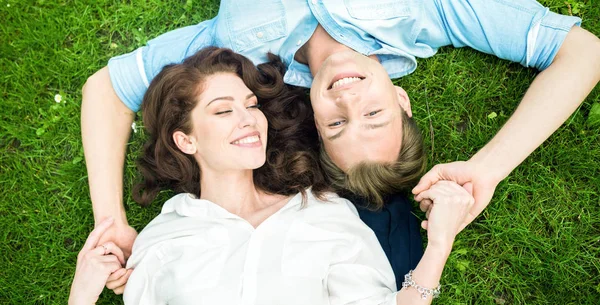 Para zakochanych, leżącej na trawie — Zdjęcie stockowe
