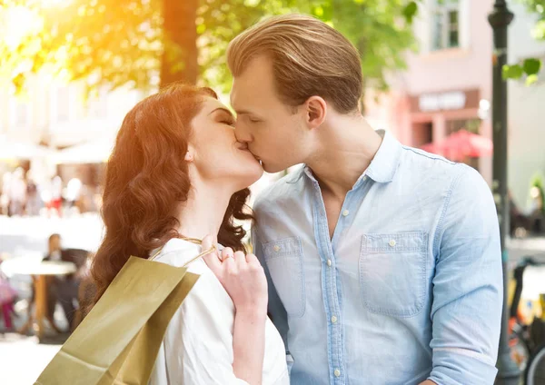 Paar zoenen in stad straat — Stockfoto