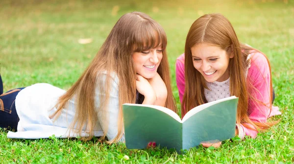 Studentek czytanie książki — Zdjęcie stockowe