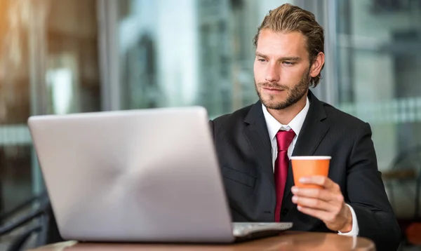 Empresário bebendo um café — Fotografia de Stock