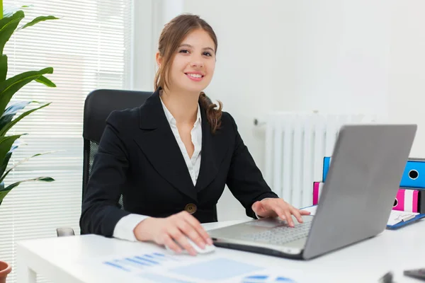 Affärskvinna som arbetar med laptop — Stockfoto