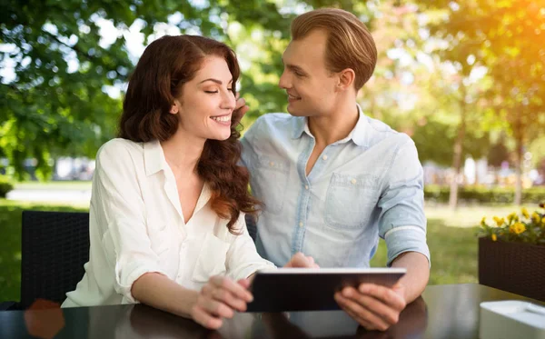 Pasangan memakai tablet bersama — Stok Foto