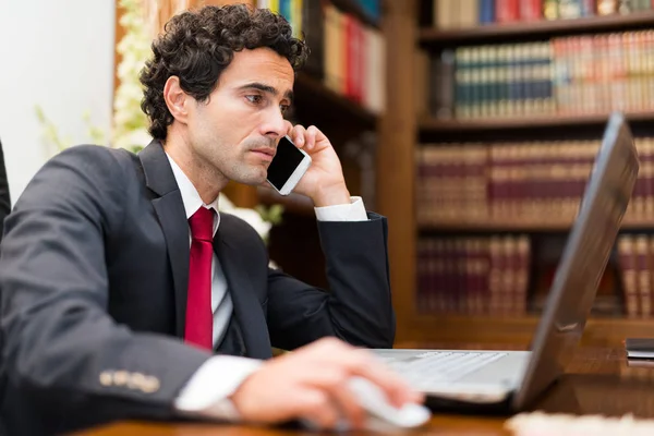 Man met laptop computer — Stockfoto