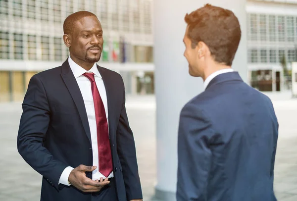 Businessman talking to colleague — Stock Photo, Image