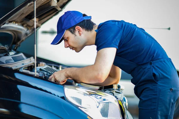 Mechanic fixing car engine — Stock Photo, Image