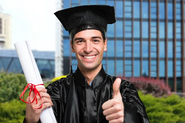 Pós-graduação estudante segurando grau — Fotografia de Stock