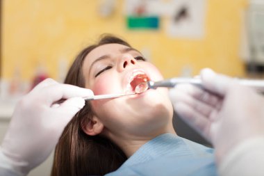 diş hekimi diş tedavisi hastanın yapıyor