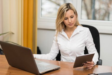 dizüstü ve tablet kullanan kadın