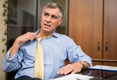 Ofiste terleme işadamı