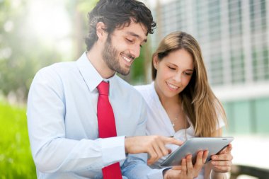 Tablet kullanarak iş adamları