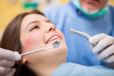 diş hekimi diş tedavisi hastanın yapıyor