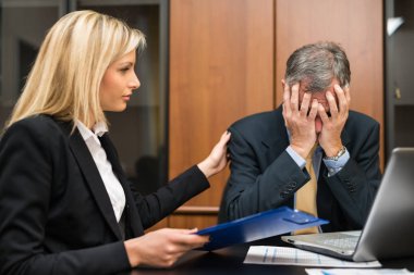 Depresyonda ve üzgün patron rahatlatıcı sekreter