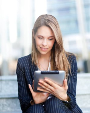 Tablet kullanan iş kadını