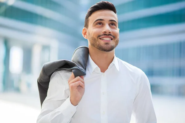 Geschäftsmann im urbanen Umfeld — Stockfoto