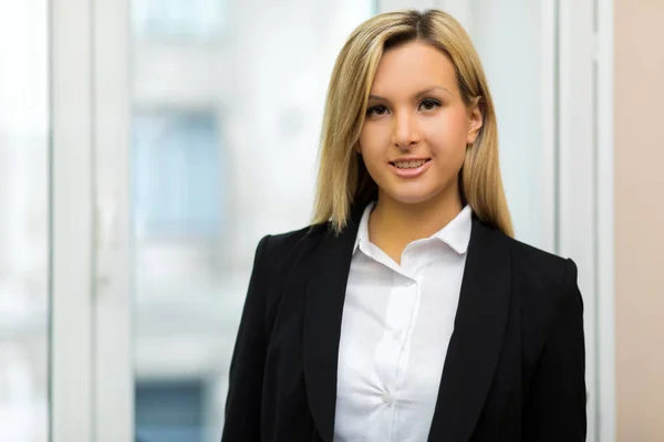 Hermosa mujer de negocios sonriendo en la oficina —  Fotos de Stock