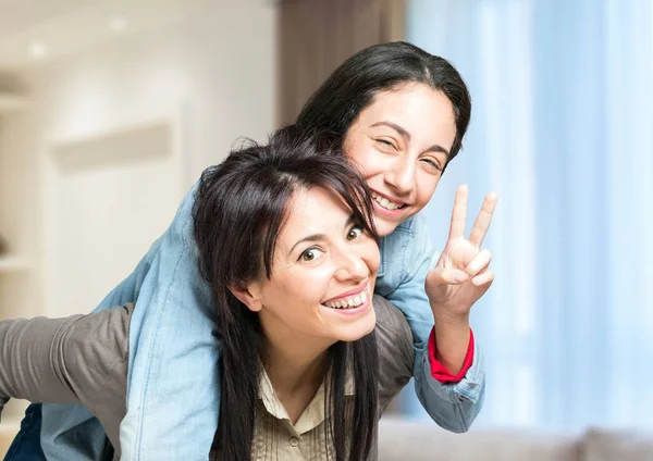 Moeder en dochter tonen overwinning ondertekenen — Stockfoto