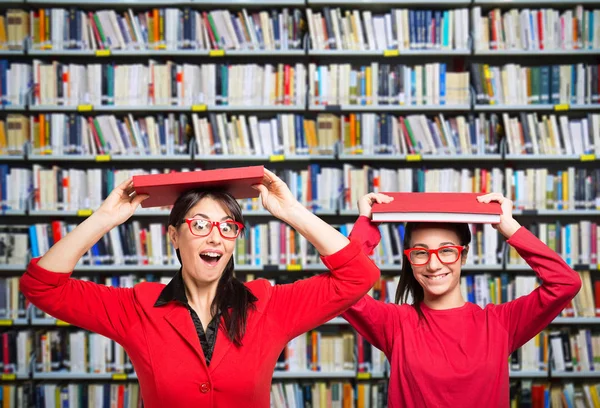 Femme et adolescent à la bibliothèque — Photo