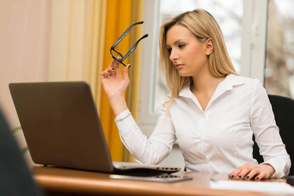 Podnikatelka pomocí její laptop — Stock fotografie