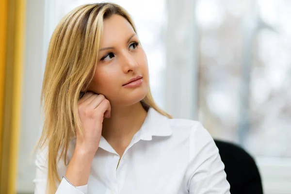 Schöne Geschäftsfrau denken — Stockfoto