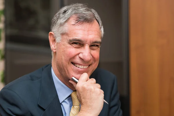 Hombre de negocios sonriente en el cargo — Foto de Stock