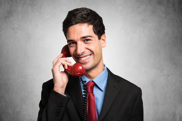 Vriendelijke zakenman praten over telefoon — Stockfoto