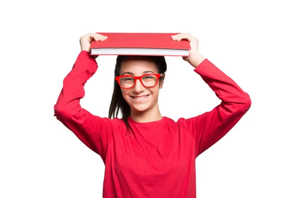 Teenager-Student hält ein Buch über den Kopf — Stockfoto