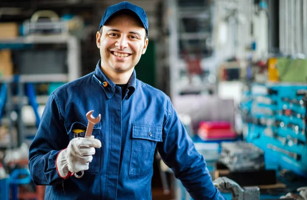 Auto mechanic smiling in garage — Stock Photo, Image