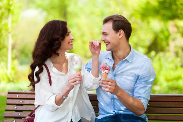 Casal comendo um sorvete — Fotografia de Stock