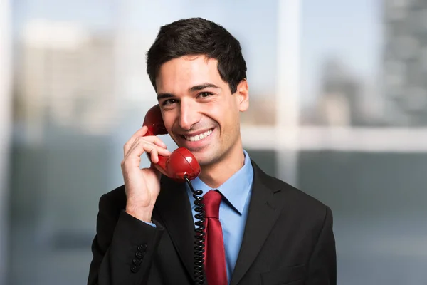 Leende affärsman prata telefon — Stockfoto