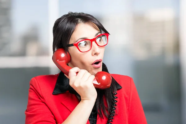 Geschäftsfrau mit Oldtimer-Telefon — Stockfoto