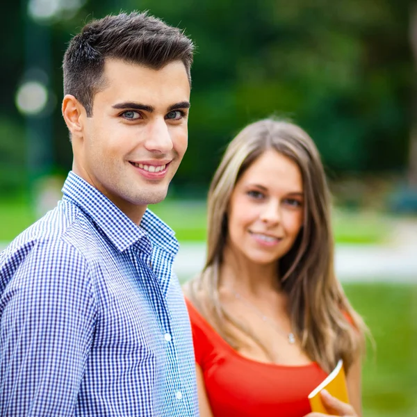 Pareja de estudiantes al aire libre — Foto de Stock