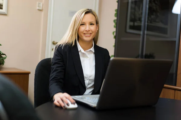 Zakenvrouw met behulp van laptop — Stockfoto