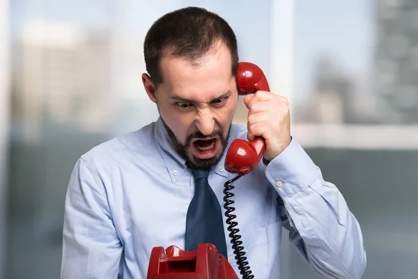 Empresario enojado gritando por teléfono — Foto de Stock