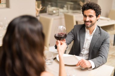 Çift restoranda yemek yiyor.