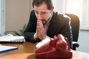 İşadamı telefon arama için bekleniyor