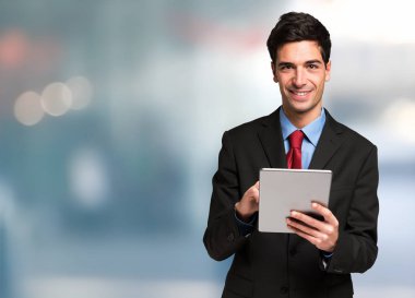 onun tableti kullanarak iş adamı